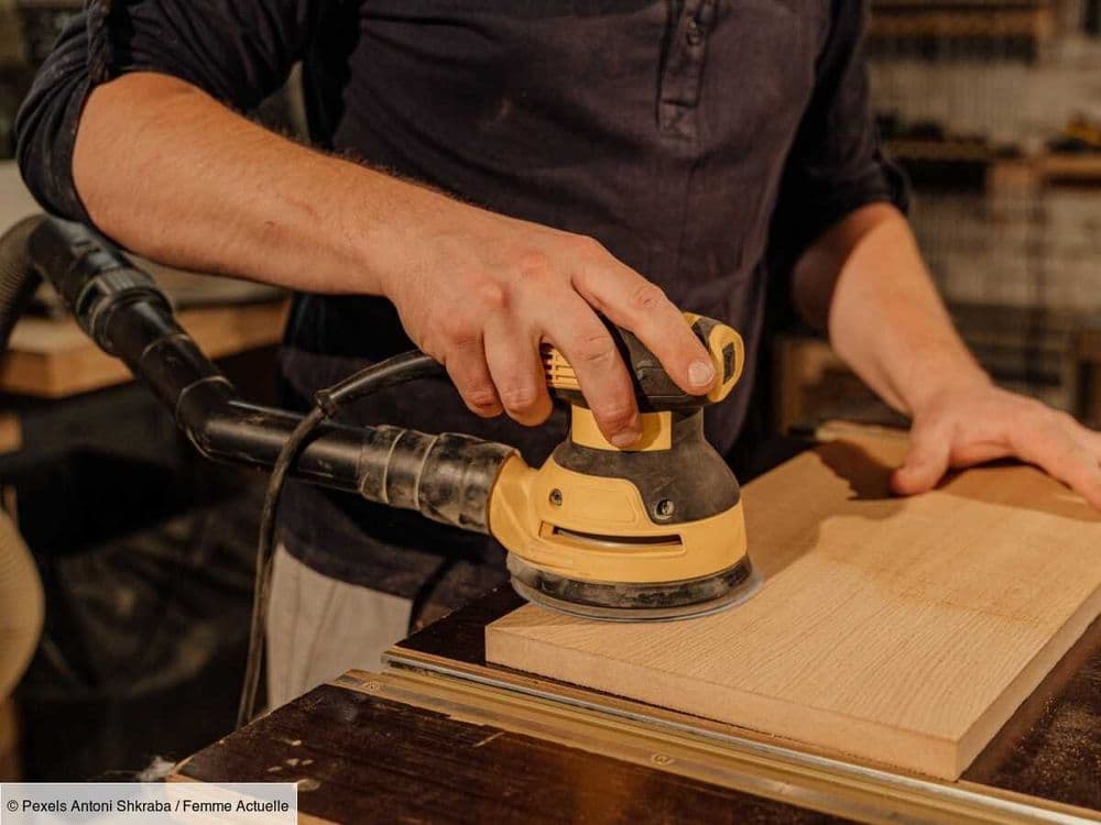 Comment poncer un meuble en intérieur sans mettre de la poussière partout ?
