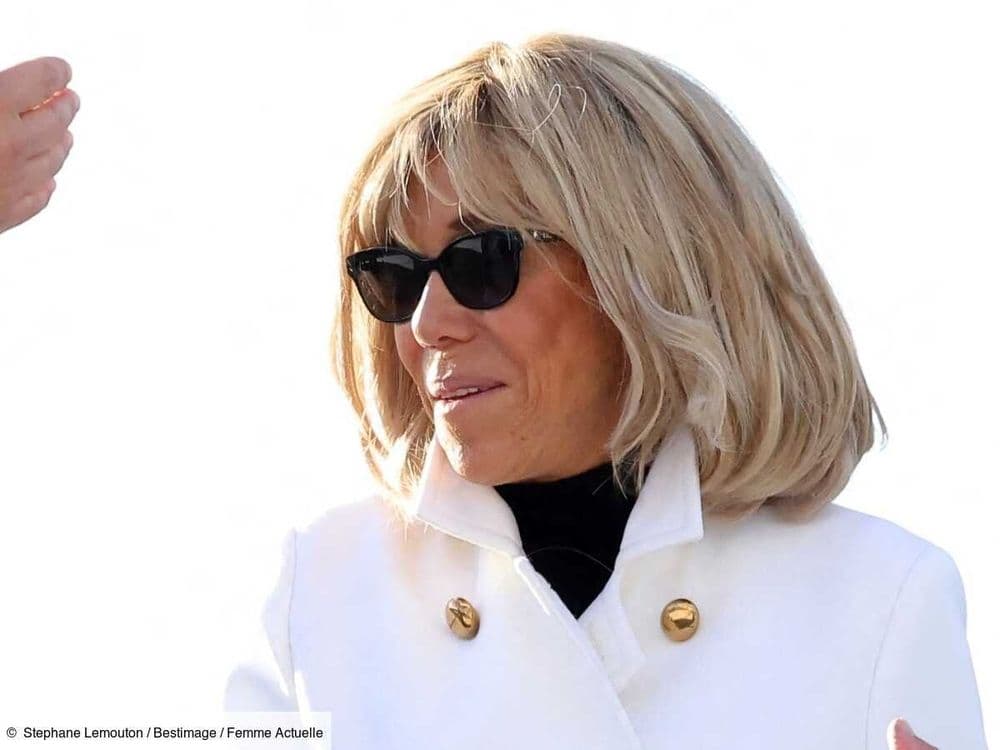 Brigitte Macron splendide lors de la Parade des Champions dans un long manteau blanc tendance - parfait pour l'automne