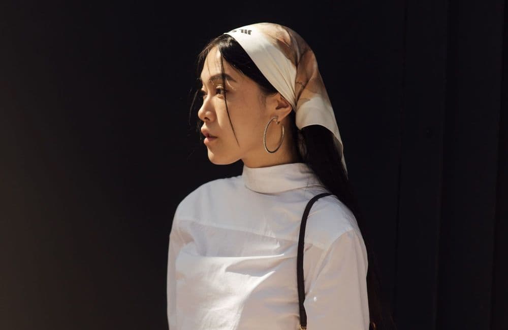 Foulard, collier grigri, sac tressé... Les 5 détails mode qui font vraiment la différence sur un look cet été