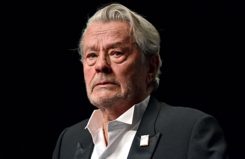 Alain Delon : un archevêque et ami de l’acteur confirme sa romance avec Hiromi Rollin