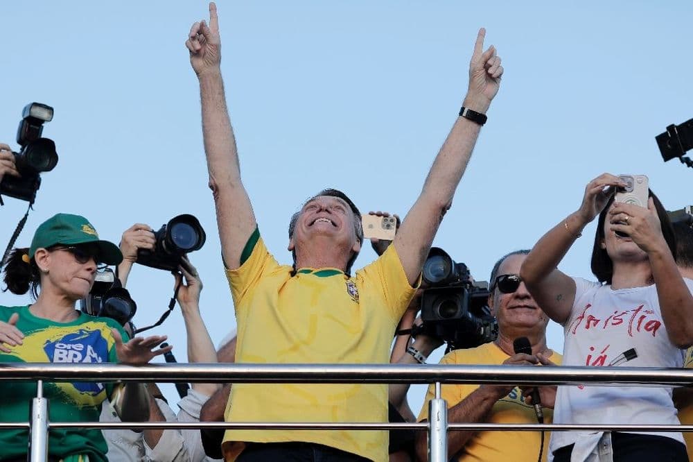 Sur les lieux des émeutes de Brasilia, Bolsonaro promet de "continuer le combat"