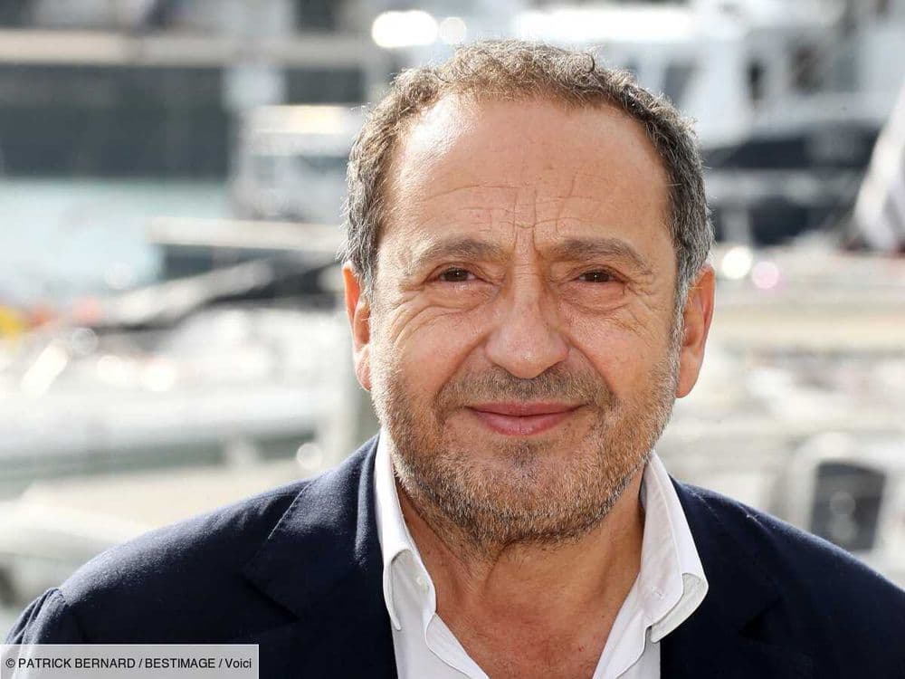 Patrick Timsit (Capitaine Marleau) : ce jour où il a frôlé la mort à cause d’un attentat à la bombe (Zaptv)