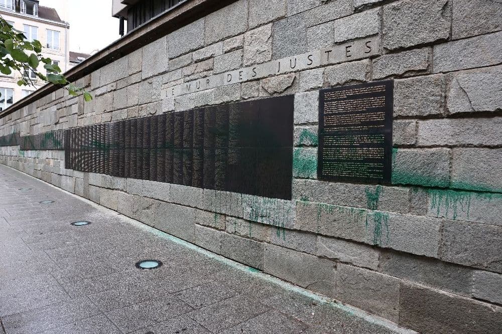Jets de peinture verte sur trois synagogues et le Mémorial de la Shoah à Paris