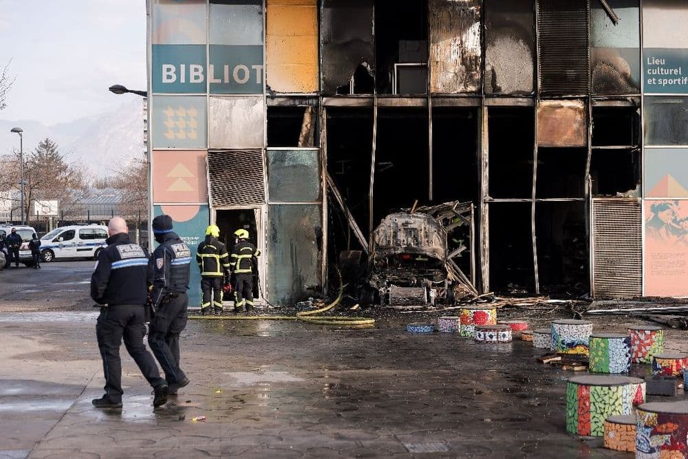 A Grenoble, stupeur après l'incendie d'une bibliothèque à la voiture-bélier
