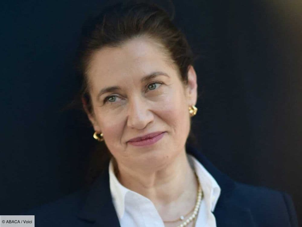 "Je ne leur adressais pas trop la parole" : ce tournage où Emmanuelle Devos ne parlait pas aux autres acteurs