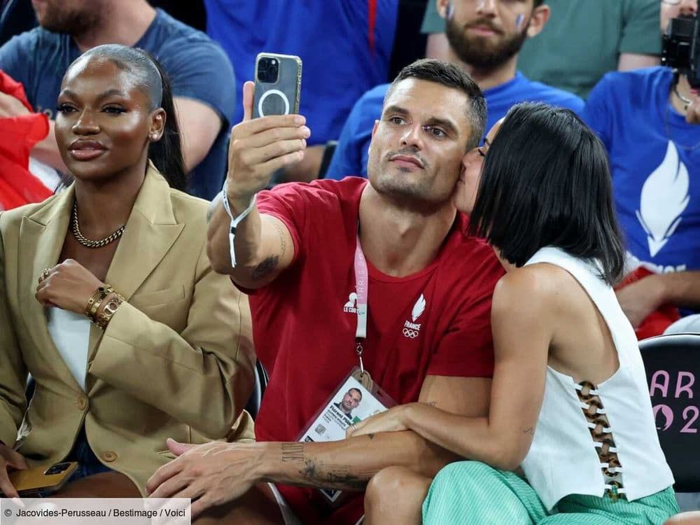 JO 2024 : tendre moment de complicité entre Florent Manaudou et sa compagne Lola dans les tribunes de l’Accord Arena