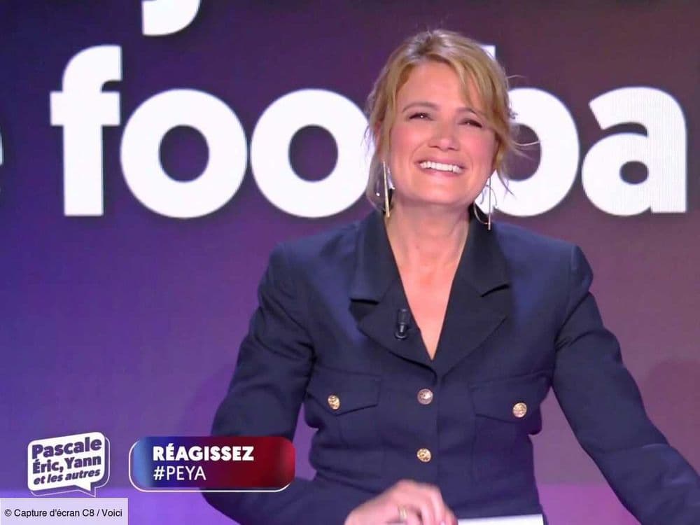 "Pour éviter que je me torde la cheville..." : Pascale de la Tour du Pin frôle la chute en plein direct (ZAPTV)