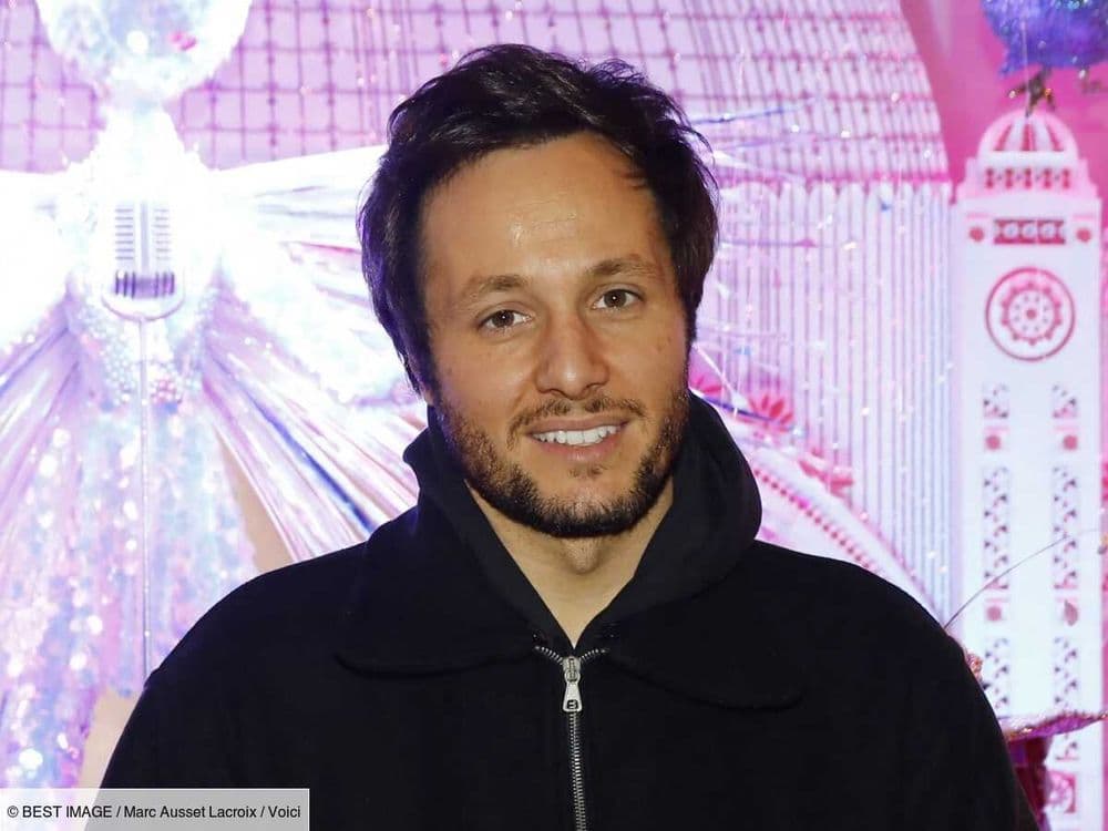 Vianney au musée Grévin : le chanteur prend la place de sa statue et piège ses fans