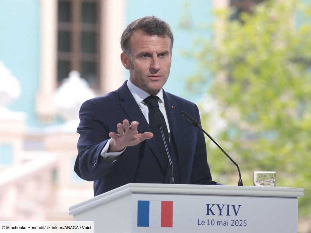 "Ceci est un mouchoir..." : Emmanuel Macron accusé de consommer de la cocaïne, il publie un démenti ferme