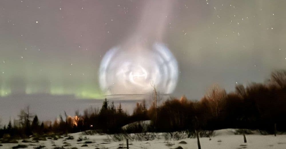 Une immense spirale est apparue dans le ciel devant des aurores boréales en Norvège