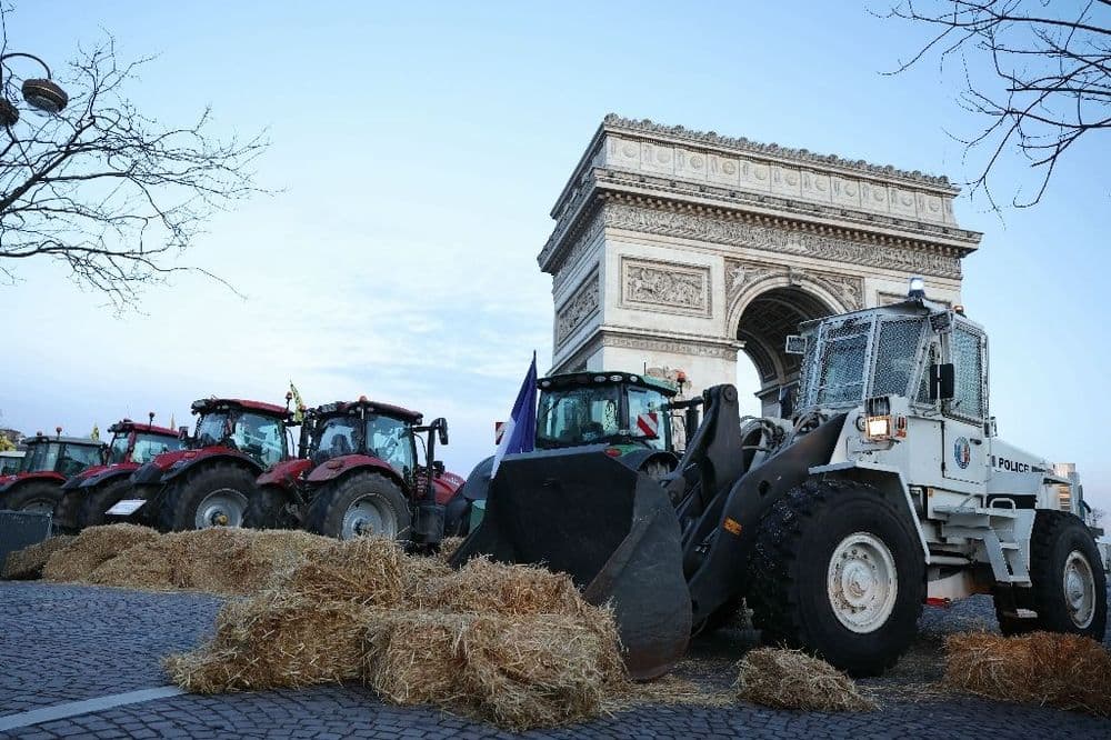 Agriculteurs: action de la Coordination rurale autour de l'Arc de Triomphe à Paris