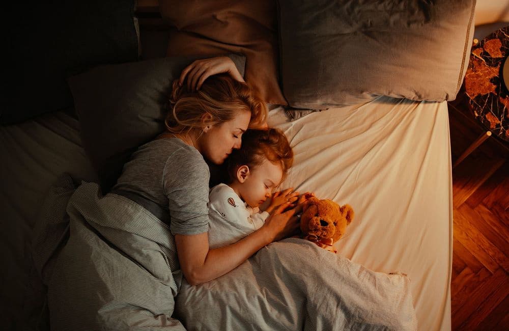 Mon enfant vient dormir dans le lit parental : que faire ?