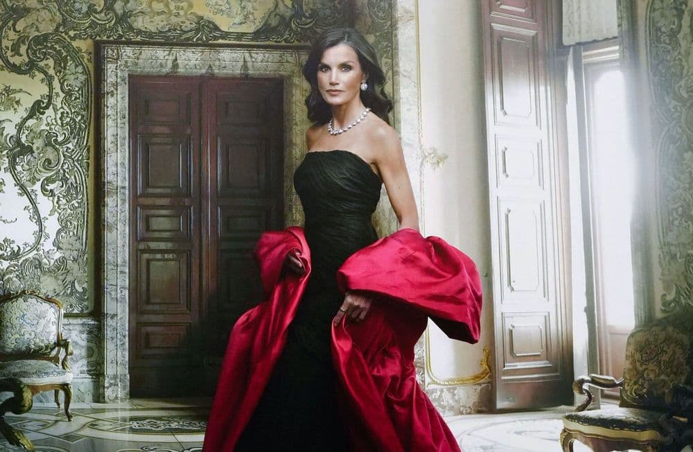 Letizia d’Espagne : les secrets de sa tenue vintage Balenciaga portée pour son portrait officiel