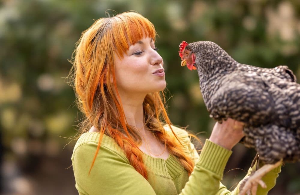 L'édito de ELLE : Et si investir dans des poules était bien plus sûr que la cryptomonnaie ?