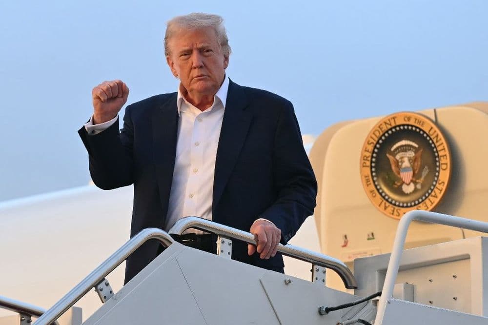 Un Trump combatif s'envole pour le Golfe
