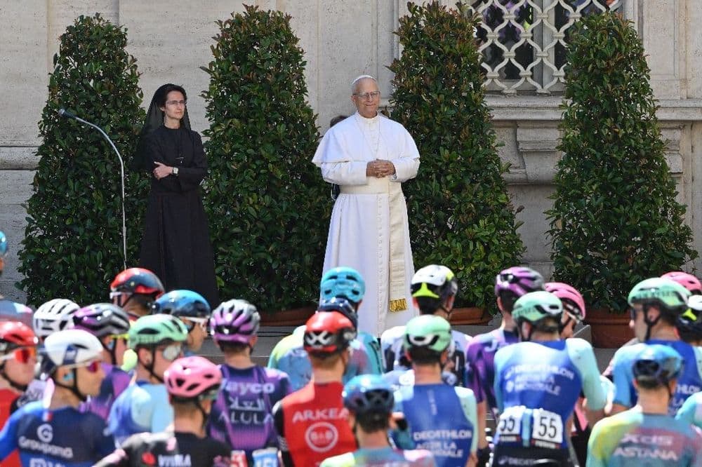 Tour d'Italie: le pape Léon XIV bénit le peloton avant sa traversée du Vatican