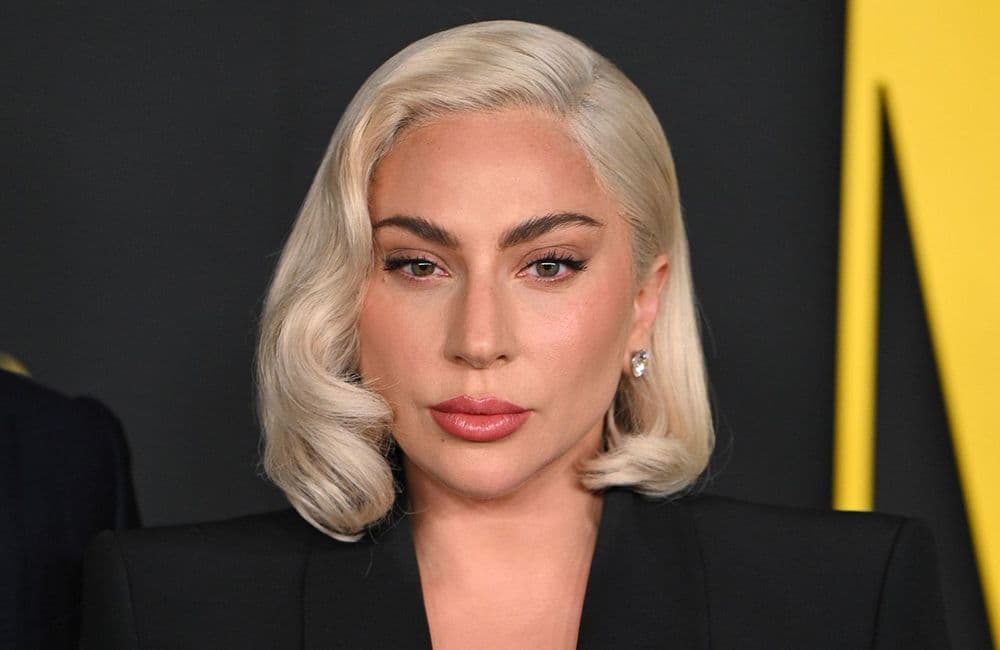 Selfie : Lady Gaga troque son blond pour une crinière des plus foncées