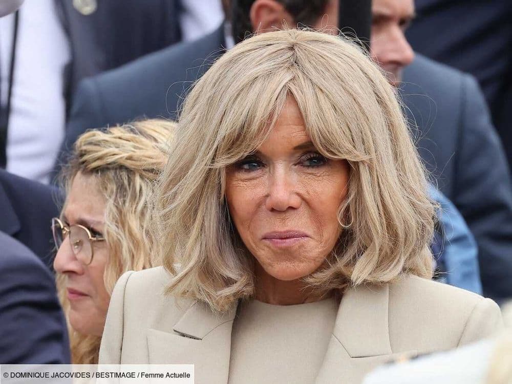 Brigitte Macron sublime en robe courte beige, escarpins pointus et lunettes de soleil à verres fumés
