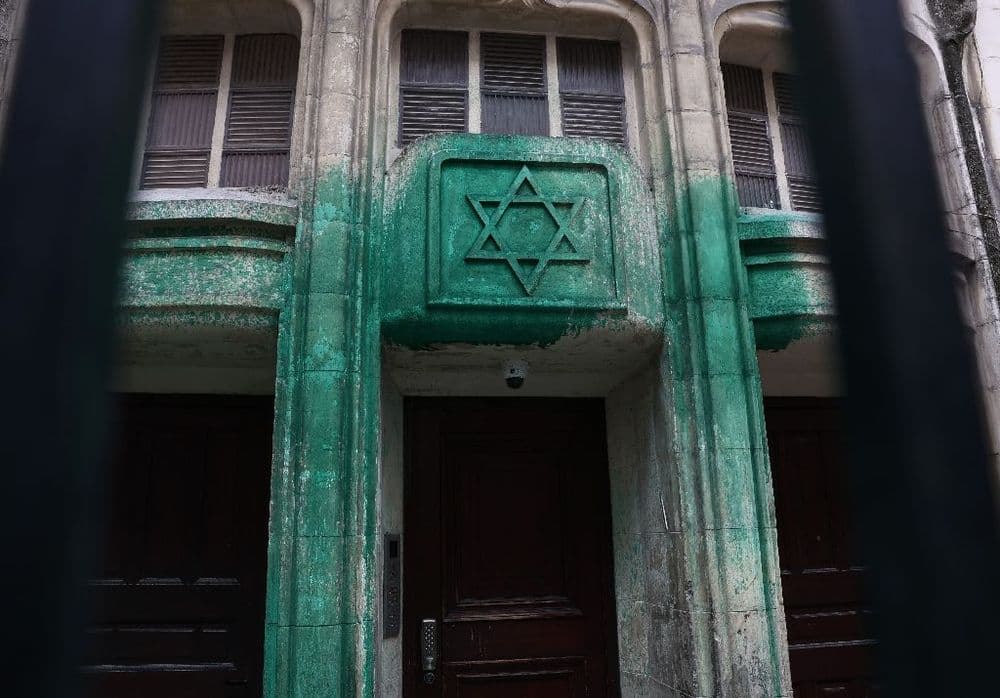Trois synagogues et le Mémorial de la Shoah à Paris aspergés de peinture verte