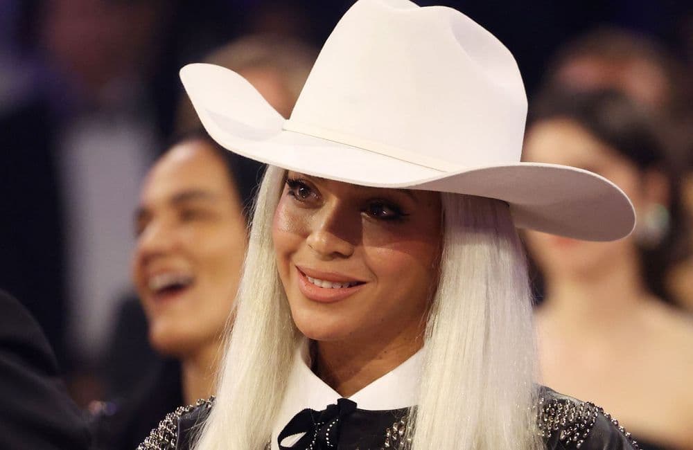 Cheveux : transformée, Beyoncé adopte le carré blond