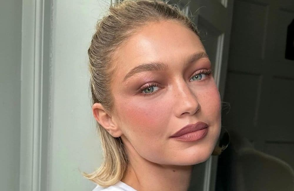 « Under eye blush » : cette tendance transforme notre manière de porter du fard à joues