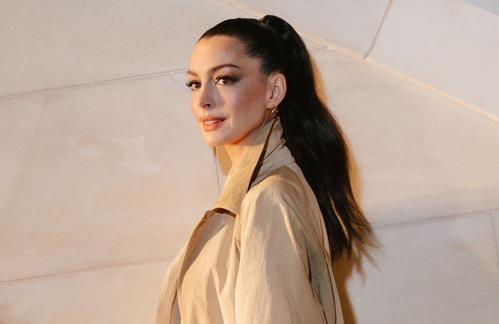 Sublime, Anne Hathaway adopte cette coiffure à l’effet liftant