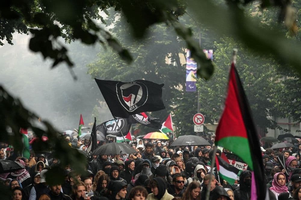 Sous la pluie, plus de 20.000 de personnes à Paris pour les Palestiniens, les Kanak et Clément Méric