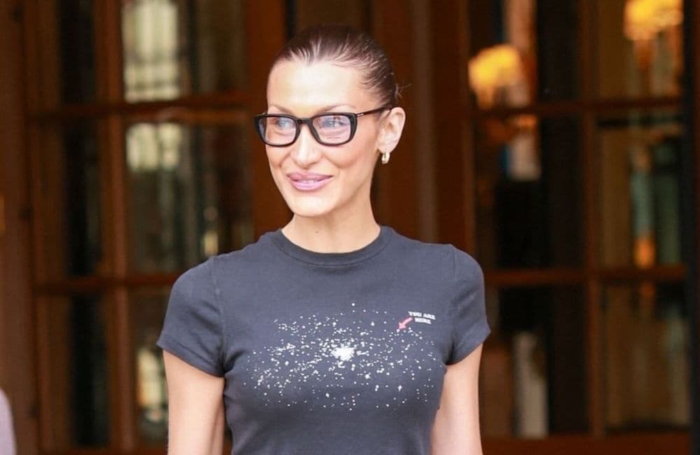 Autrefois jugées ringardes, ces lunettes de vues audacieuses portées par Bella Hadid sont la nouvelle obsession des modeuses