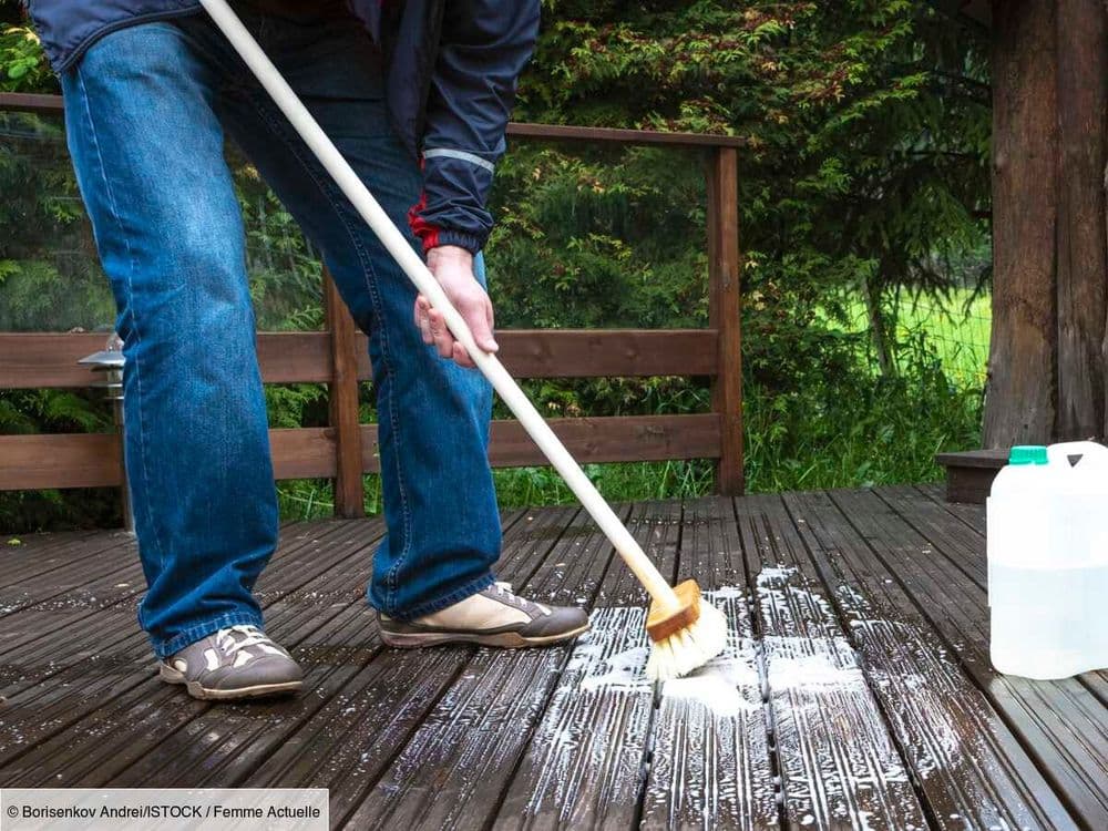 Nos 7 méthodes pour nettoyer une terrasse noircie sans nettoyeur haute pression