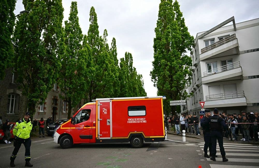 Attaque au couteau à Nantes : une adolescente tuée, François Bayrou demande plus de contrôles dans les écoles