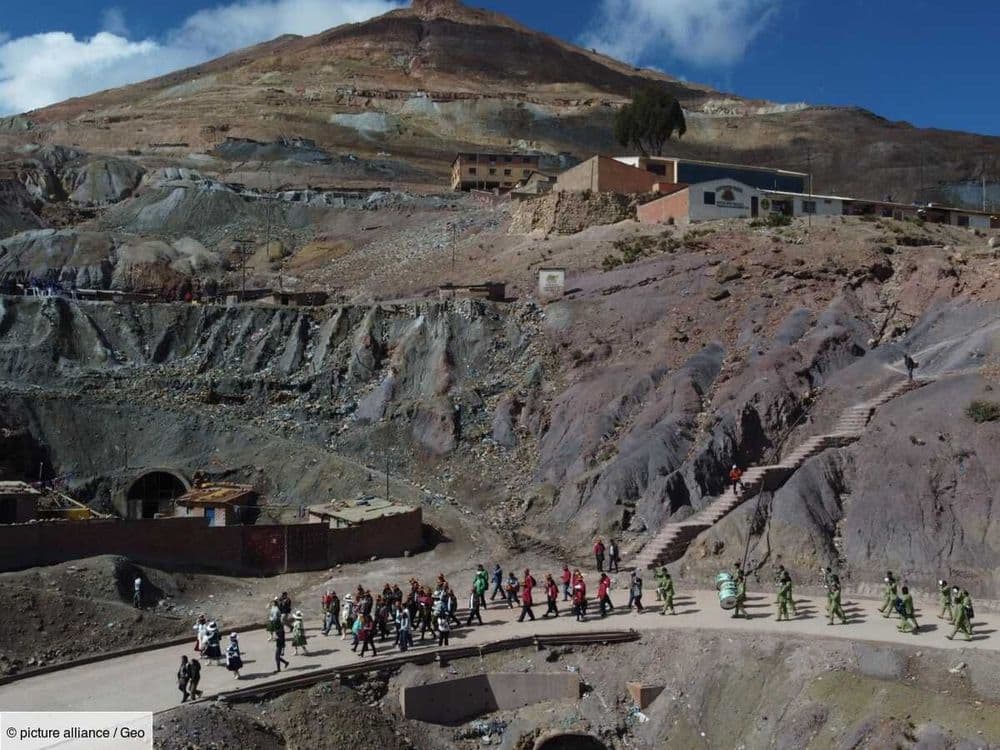Dans l’ancienne mine renommée de Potosí en Bolivie, la dynamite s'achète désormais en libre-service, au marché