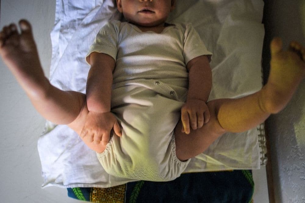 L'ostéopathie pour les bébés, une pratique à la mode qui inquiète les professionnels de santé