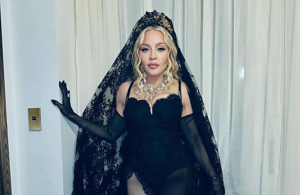 Madonna : voile et dentelle, elle se mue en madone des temps modernes pour le défilé Dolce & Gabbana