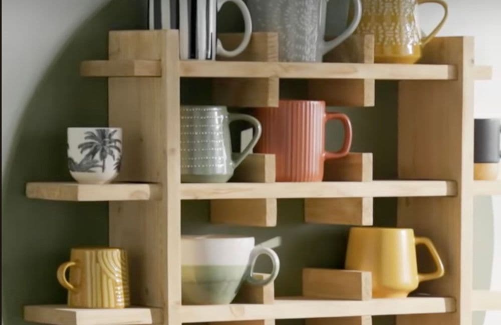 DIY : Comment réaliser une étagère à mugs, le meuble le plus cool du moment