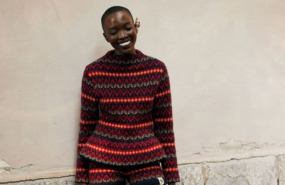 Souvent moqué, ce pull kitsch regagne en popularité à l’approche des fêtes