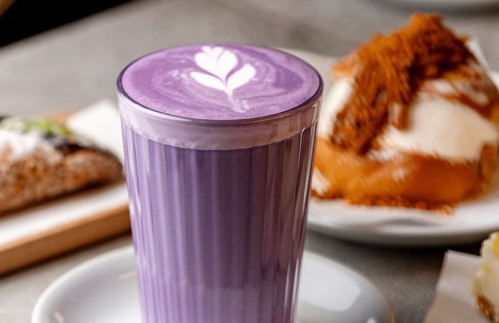 Qu'est-ce que l'ube latte, cette boison détox qui rivalise avec le matcha ?