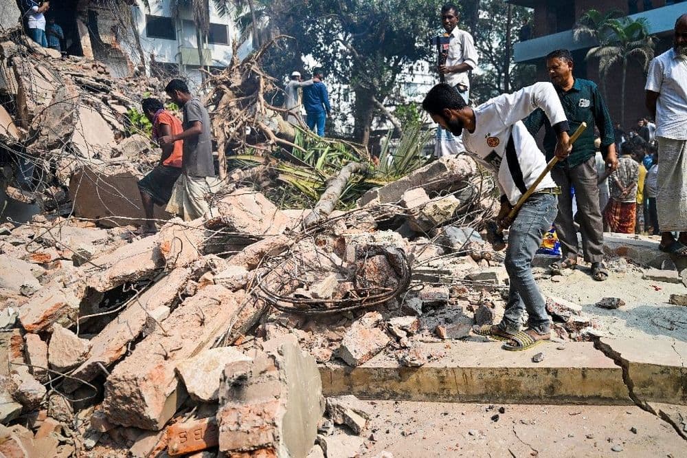 Bangladesh: des manifestants détruisent des bâtiments liés à l'ex-dirigeante renversée
