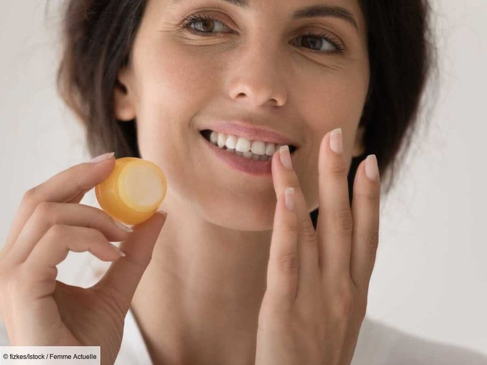 "C'est peut-être lié à..." : si vous avez tout le temps les lèvres sèches et craquelées malgré le baume, l'une de ces raisons peut l'expliquer, selon cette dermatologue
