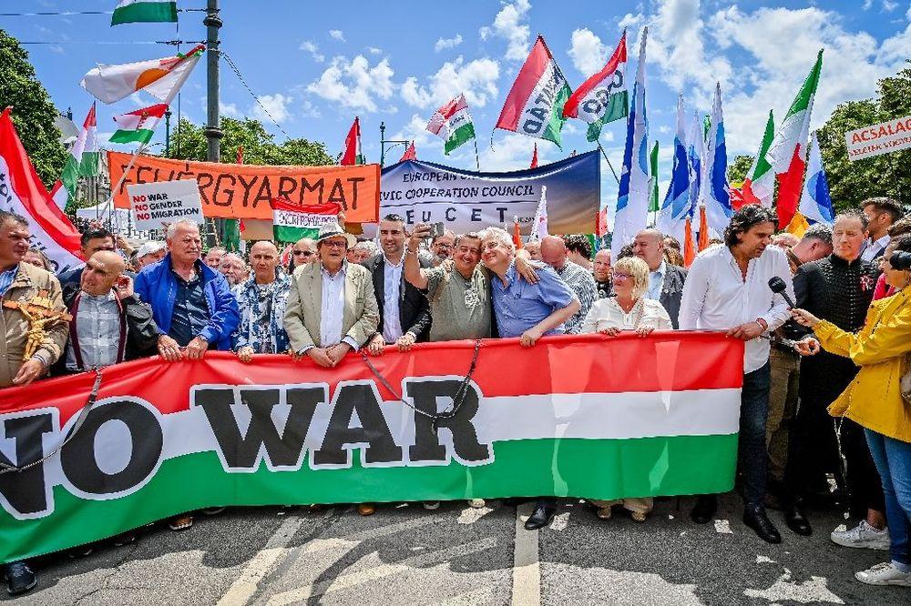Européennes: en Hongrie, la campagne "guerrière" de Viktor Orban