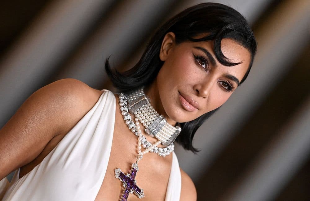 Méconnaissable, Kim Kardashian adopte cette coupe de cheveux des années 80
