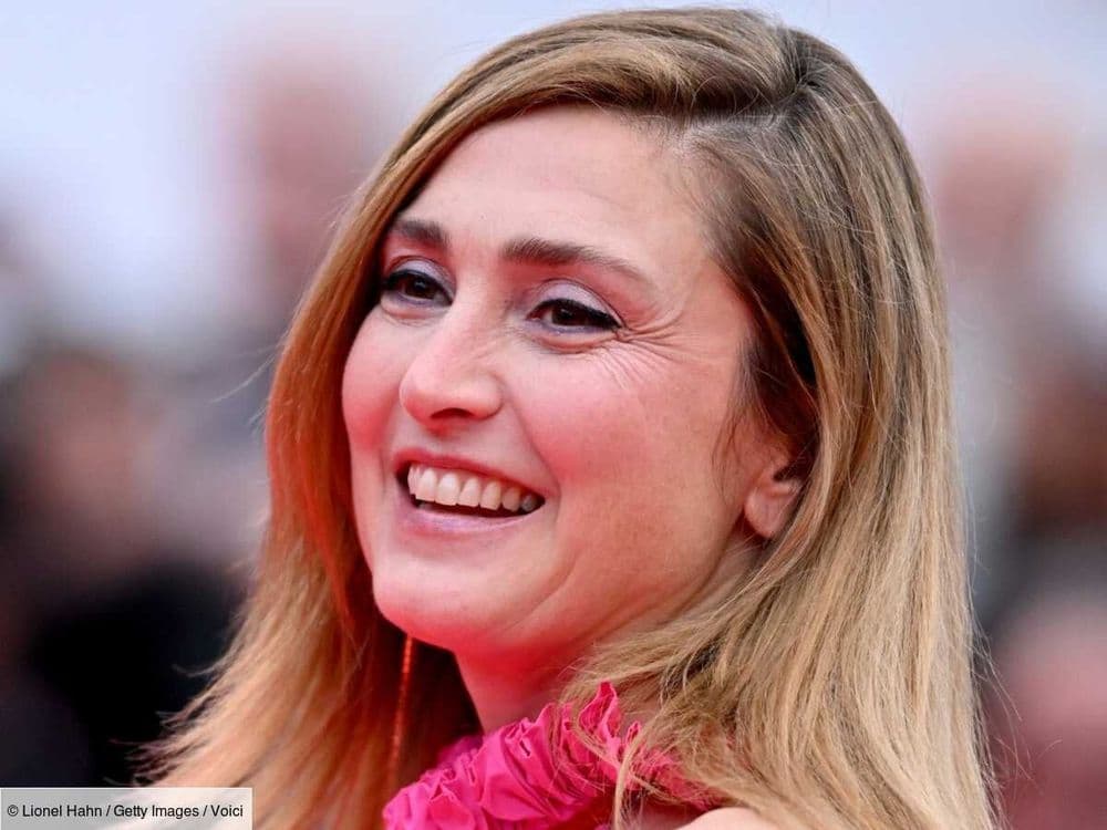 Festival de Cannes 2025 : Julie Gayet illumine le tapis rouge en robe de cérémonie rose flashy
