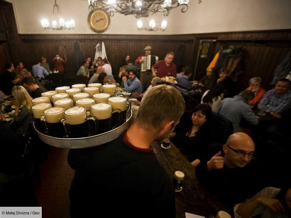 Saoulée par les beuveries, la ville de Prague met fin aux tournées des bars organisées
