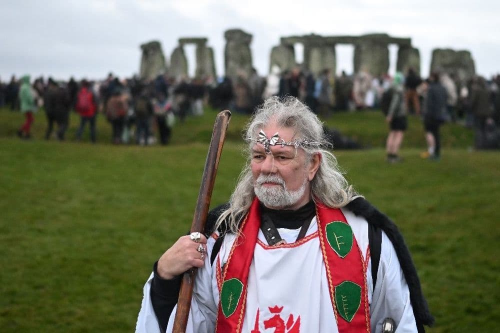Des milliers de personnes célèbrent le solstice d'hiver à Stonehenge