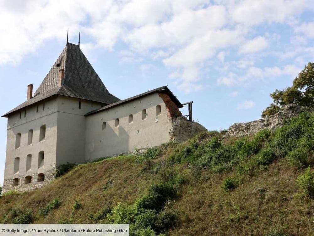 Les archéologues explorent une chambre secrète scellée sous un château médiéval en Ukraine