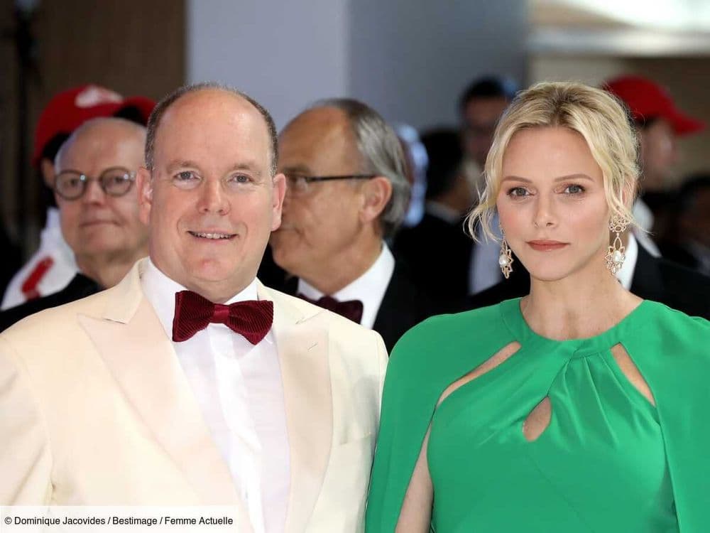 Vêtue d'une robe bleu marine, Charlène de Monaco prend la pose avec le prince Albert et leurs enfants pour la Saint-Jean