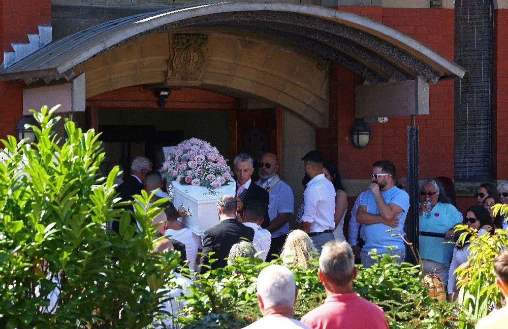 Foule et émotion pour les obsèques d'une fillette tuée dans l'attaque de Southport