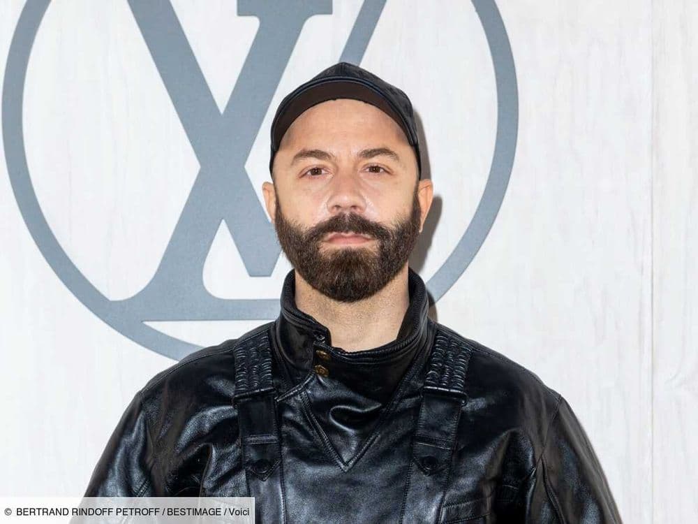 Le chanteur Woodkid mordu par une araignée violoniste aux USA et soigné dans l’hôpital d’une série iconique