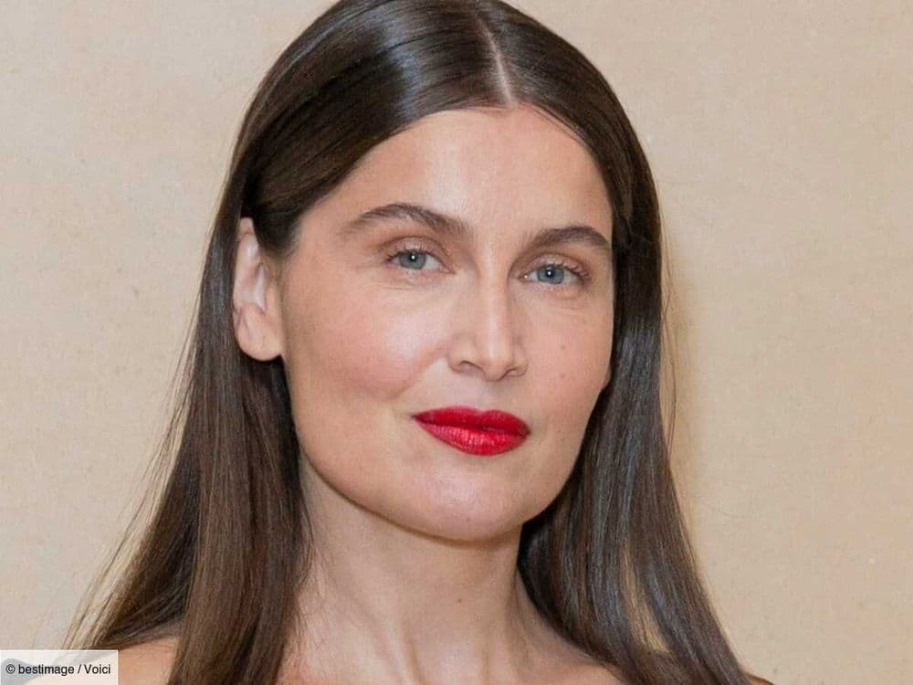Laetitia Casta réapparaît transformée en blonde incendiaire au défilé Jacquemus