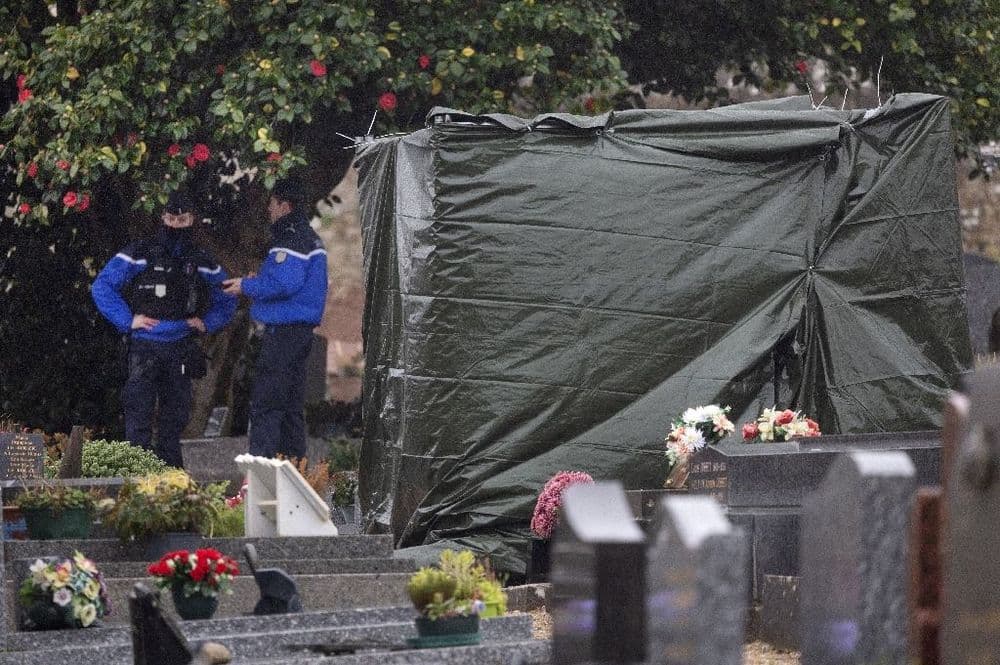 La tombe de Jean-Marie Le Pen à La Trinité-sur-Mer dégradée, indignation à droite
