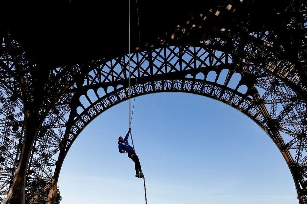 A la tour Eiffel, Anouk Garnier bat le record du monde de grimper de corde
